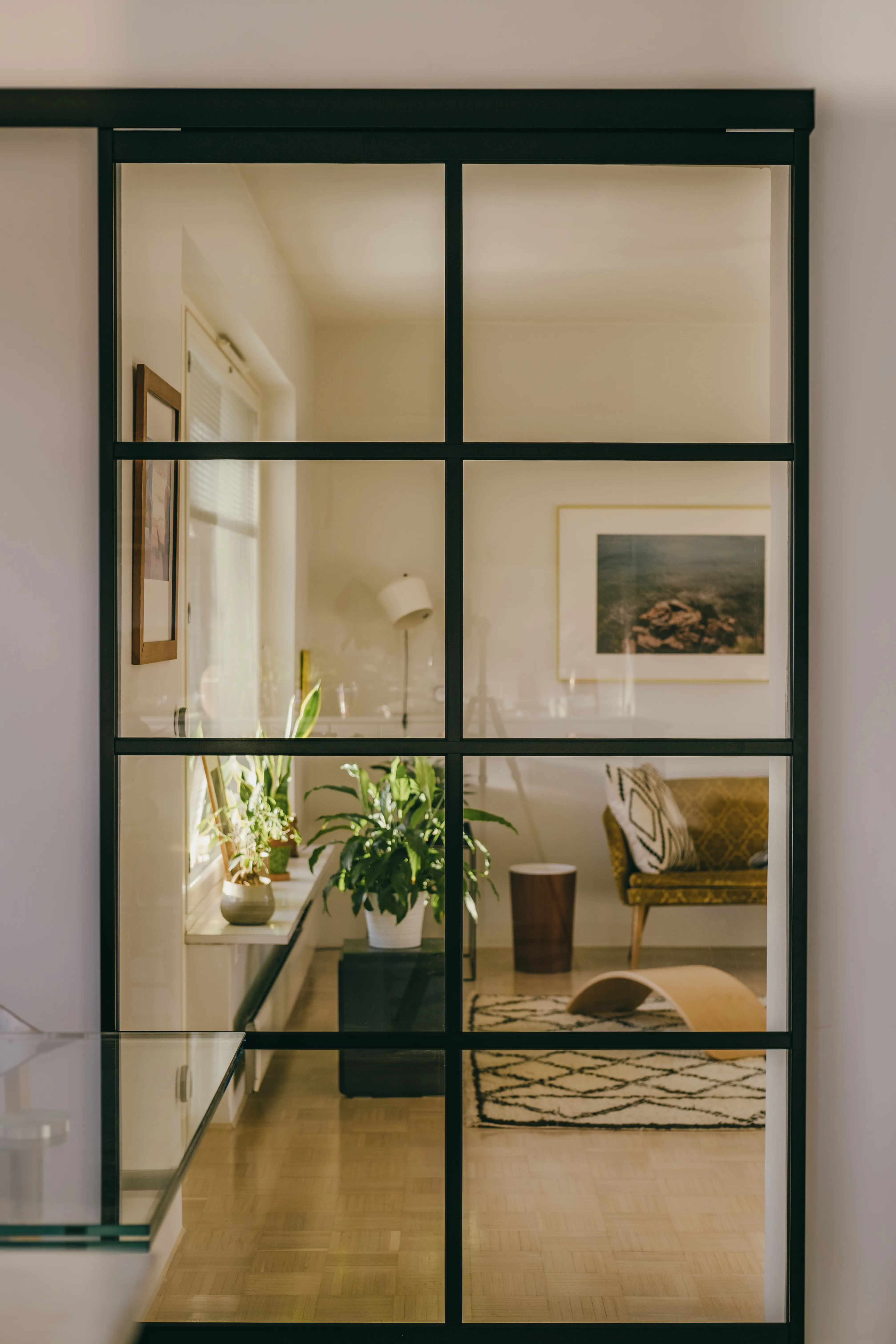 Glasdörr med svart aluminiumprofil för modern stil