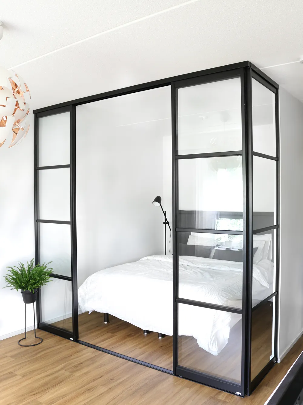 Glasvägg som elegant rumsavdelare i vardagsrum