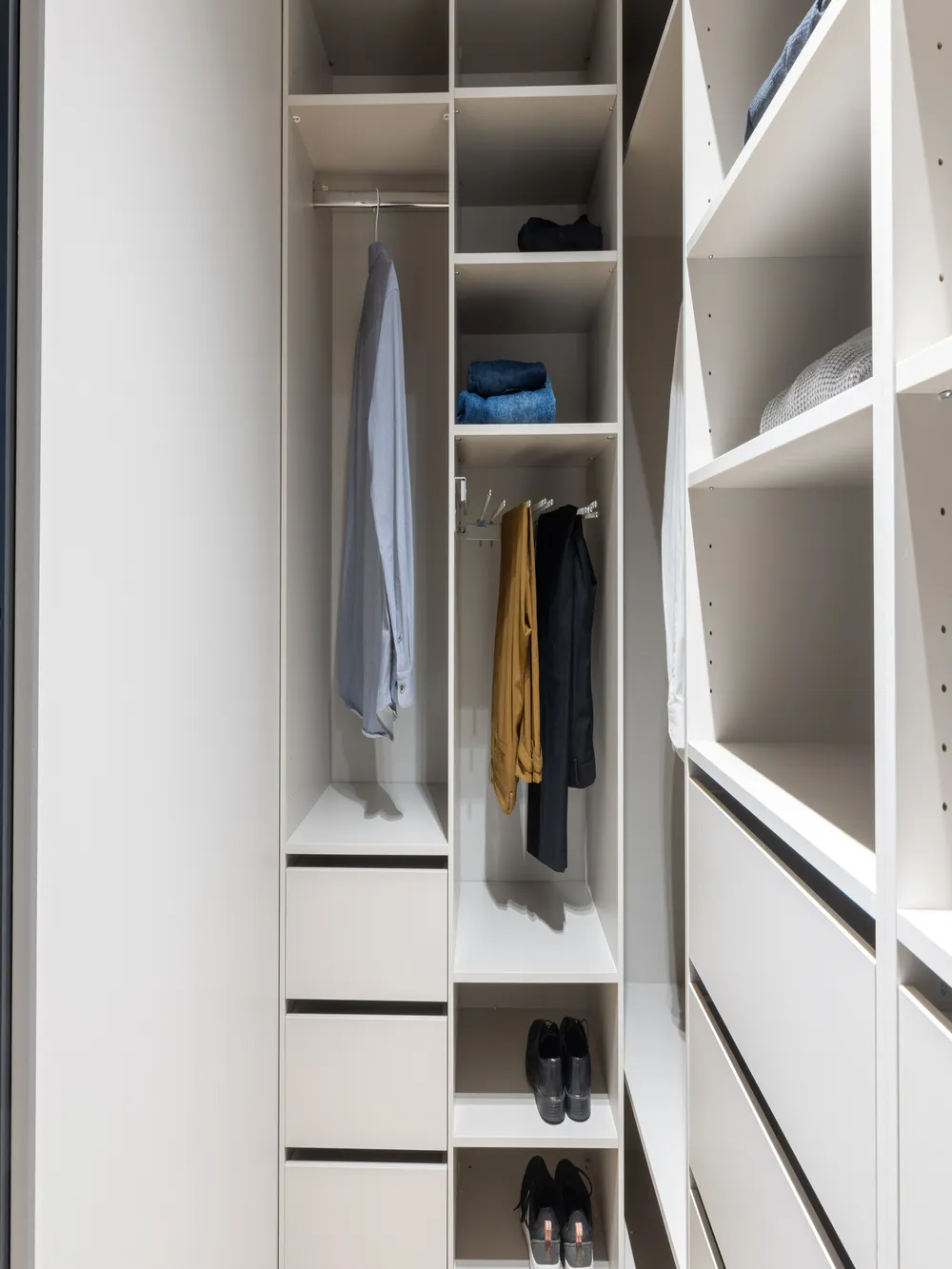 Walk-in closet i ek-finish med öppna hyllsektioner